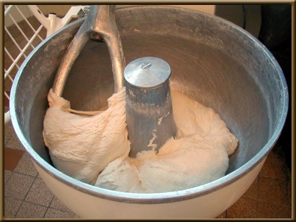 Une image contenant bol, assis, intérieur, alimentation Description générée automatiquement